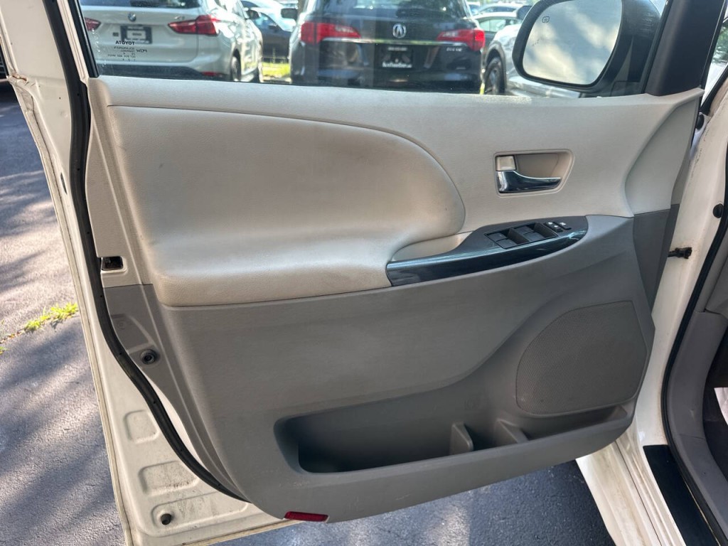 2014 Toyota Sienna Image 15