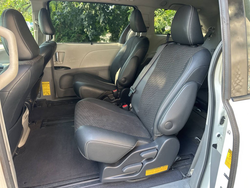 2014 Toyota Sienna Image 16