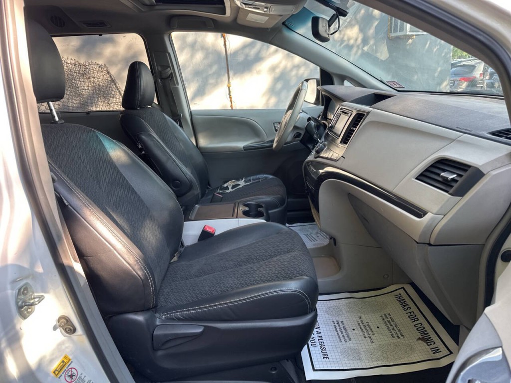2014 Toyota Sienna Image 17