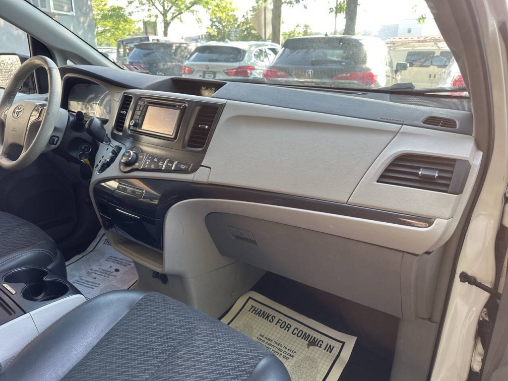 2014 Toyota Sienna Image 18