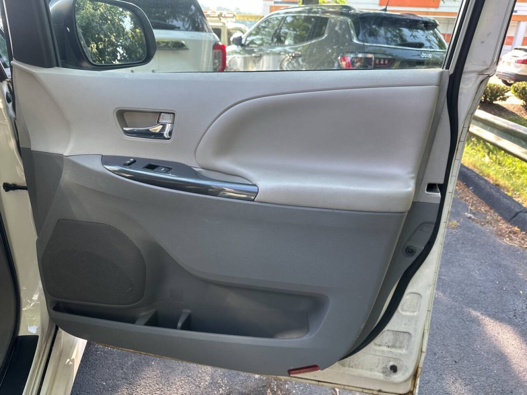 2014 Toyota Sienna Image 19