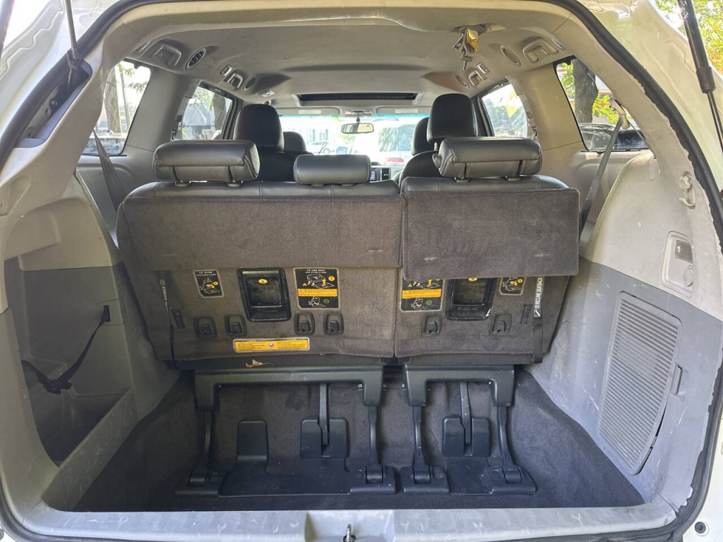 2014 Toyota Sienna Image 22