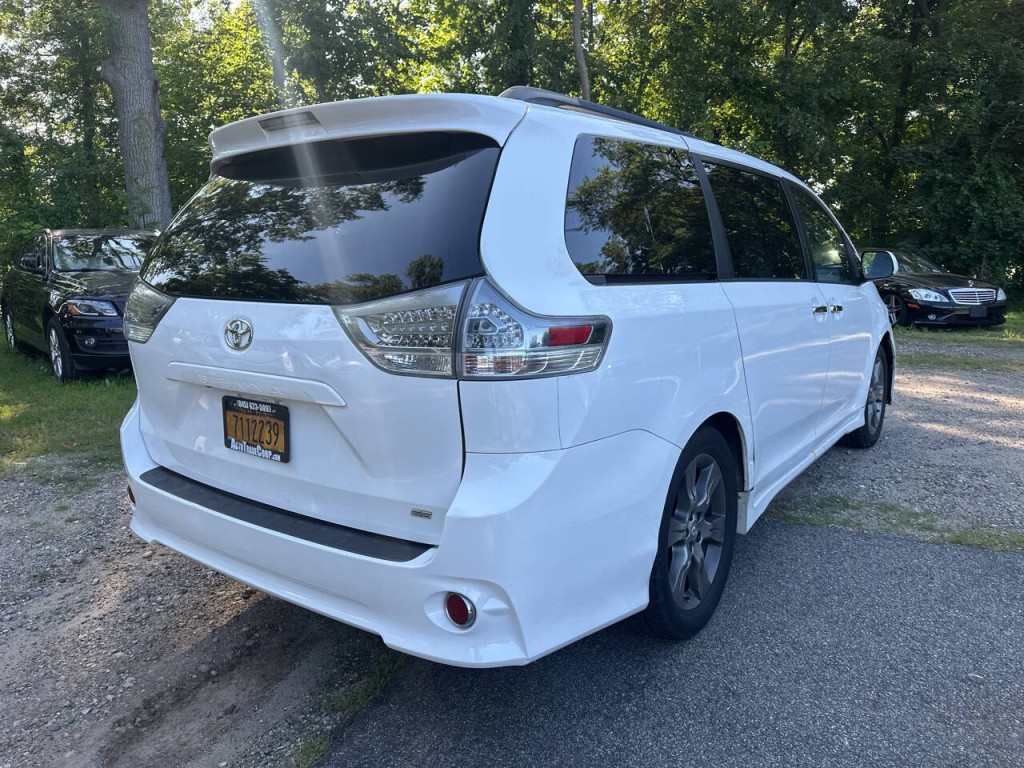 2014 Toyota Sienna Image 34