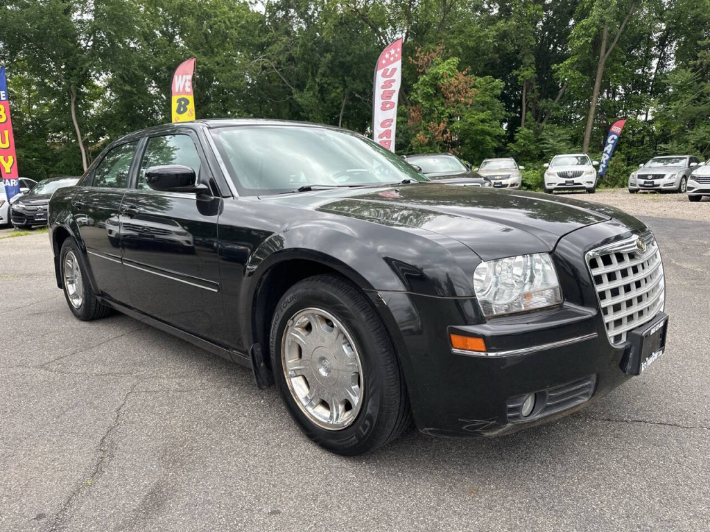 2005 Chrysler 300 Image 2