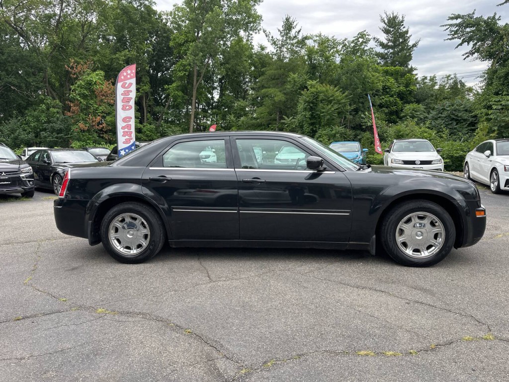 2005 Chrysler 300 Image 3