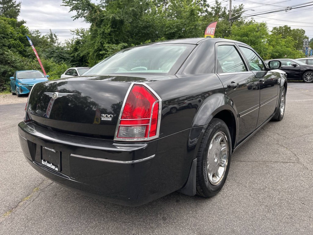 2005 Chrysler 300 Image 4