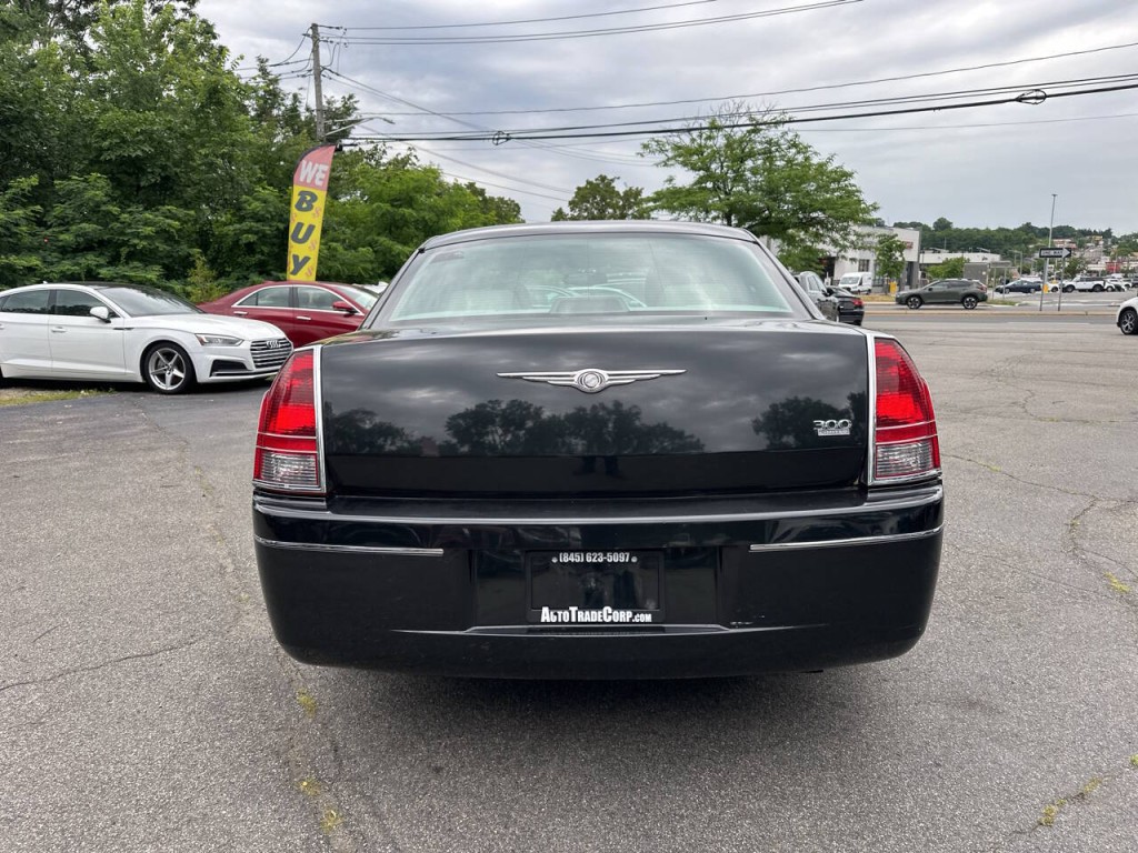 2005 Chrysler 300 Image 5