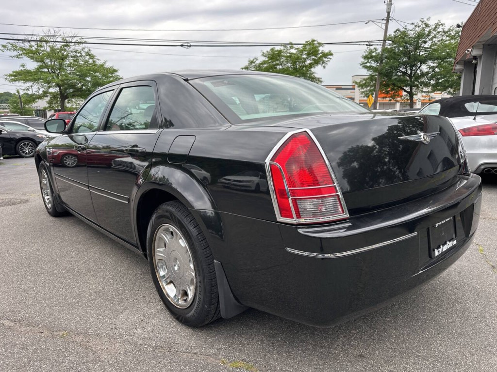 2005 Chrysler 300 Image 6