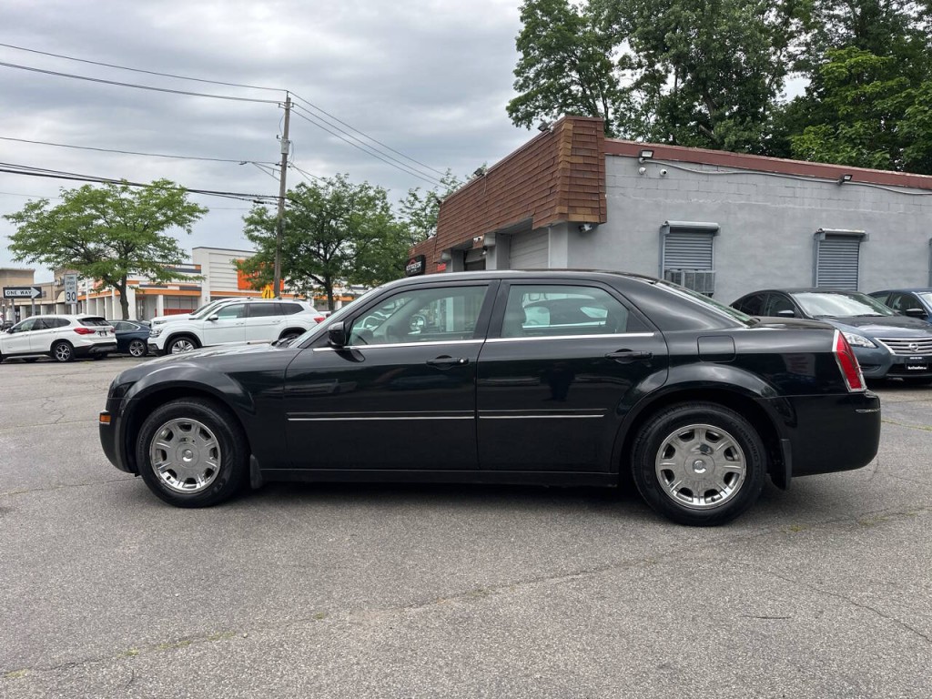 2005 Chrysler 300 Image 7