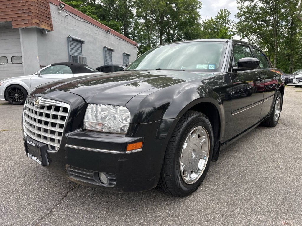 2005 Chrysler 300 Image 8