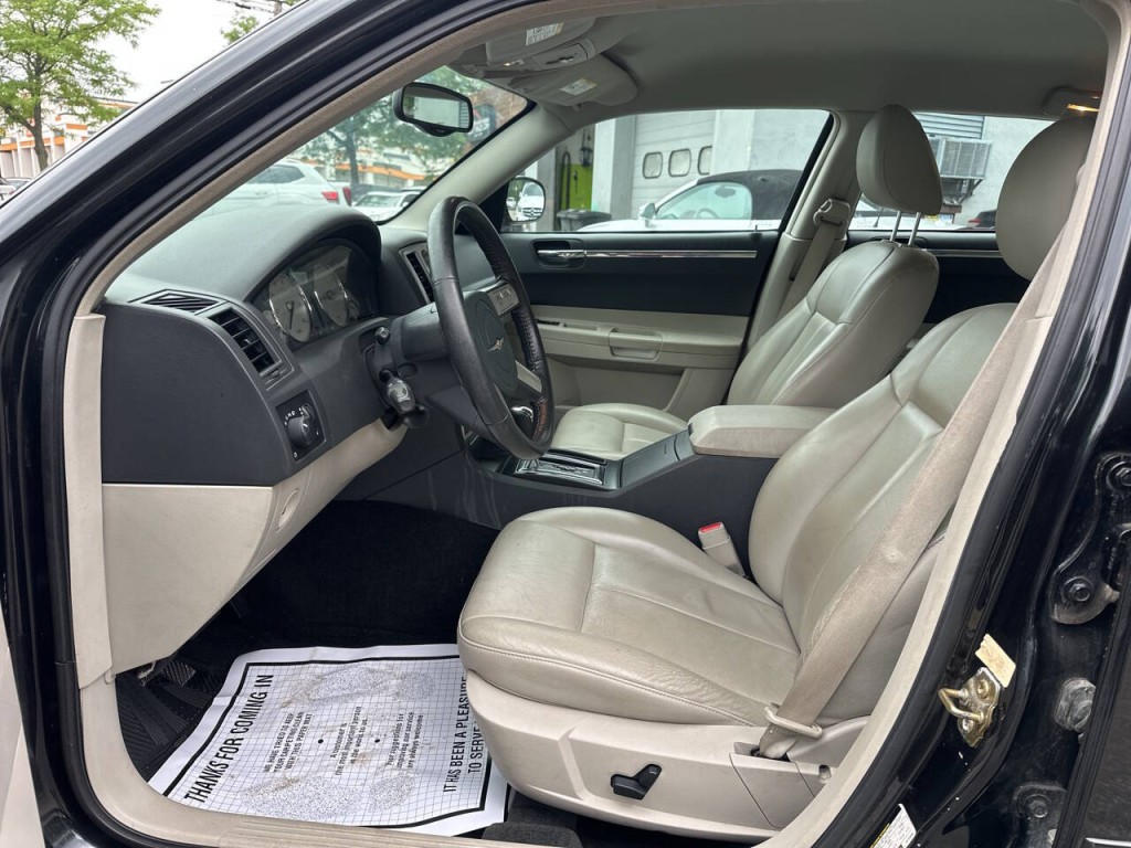2005 Chrysler 300 Image 10