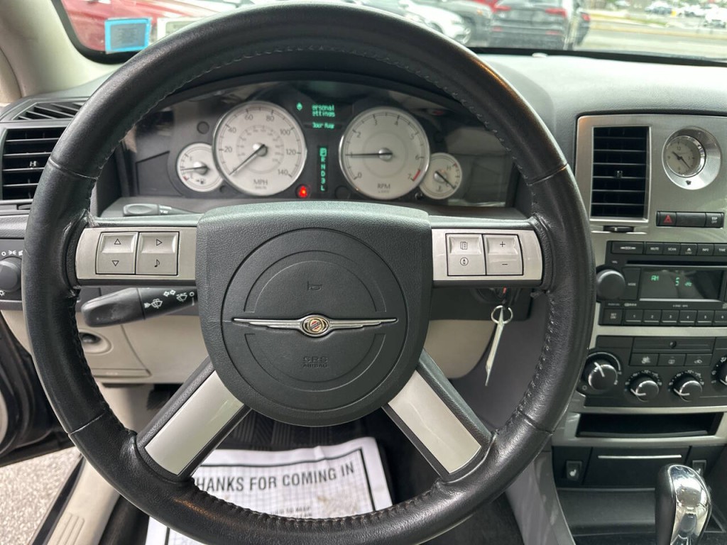2005 Chrysler 300 Image 11