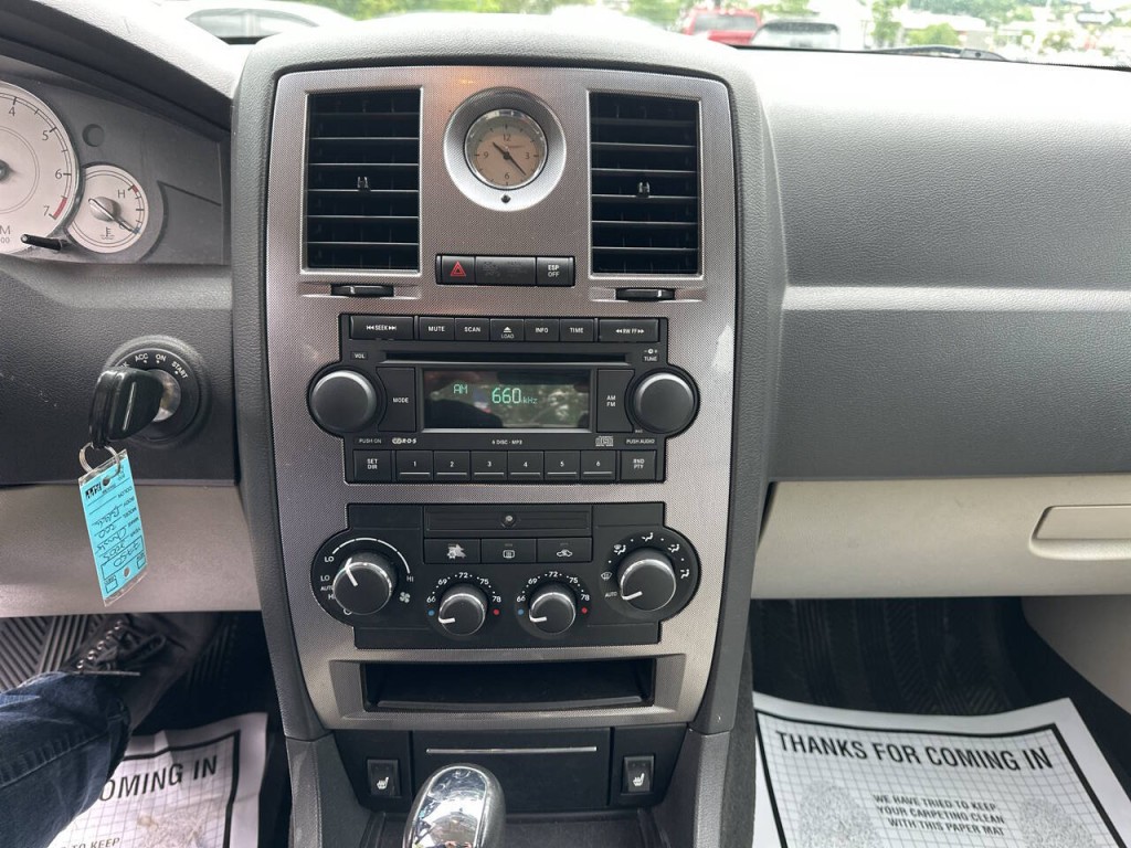 2005 Chrysler 300 Image 12