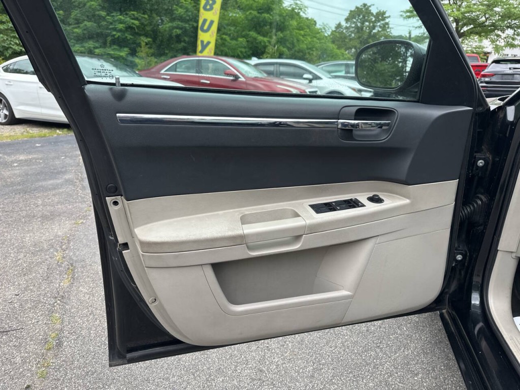 2005 Chrysler 300 Image 13