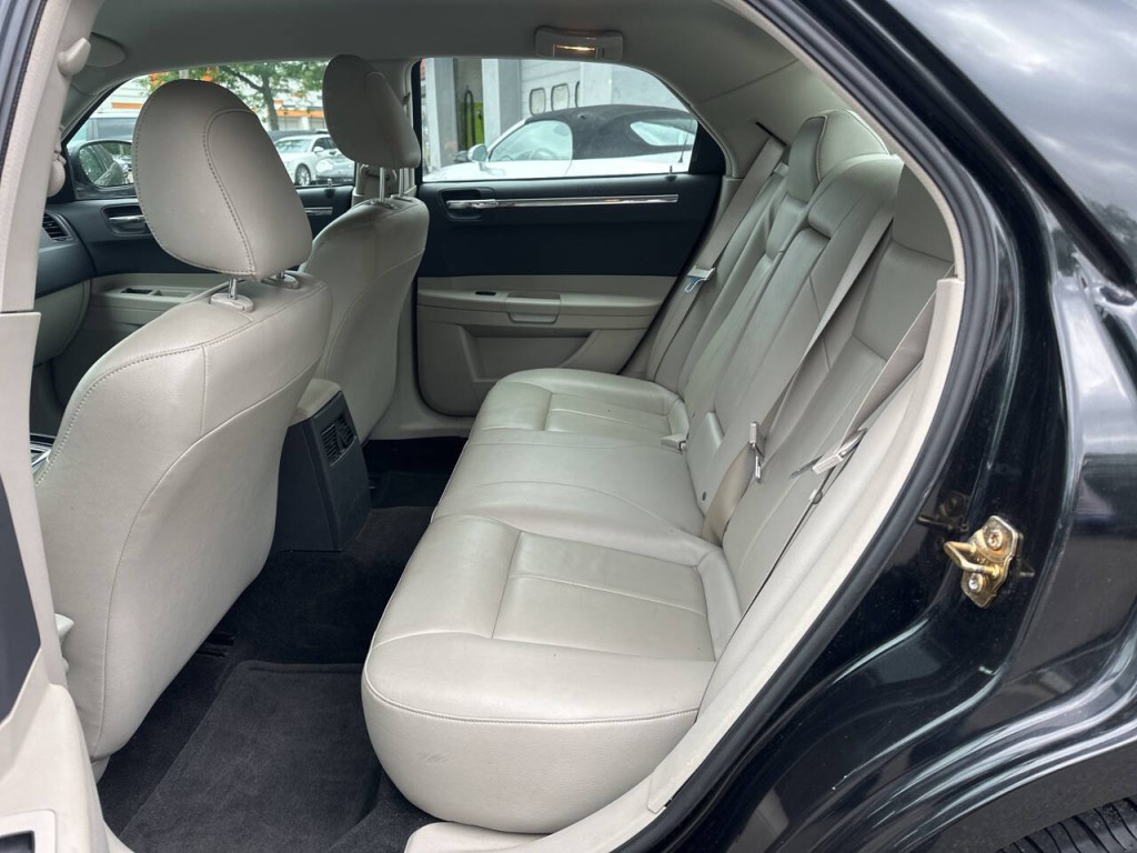 2005 Chrysler 300 Image 14