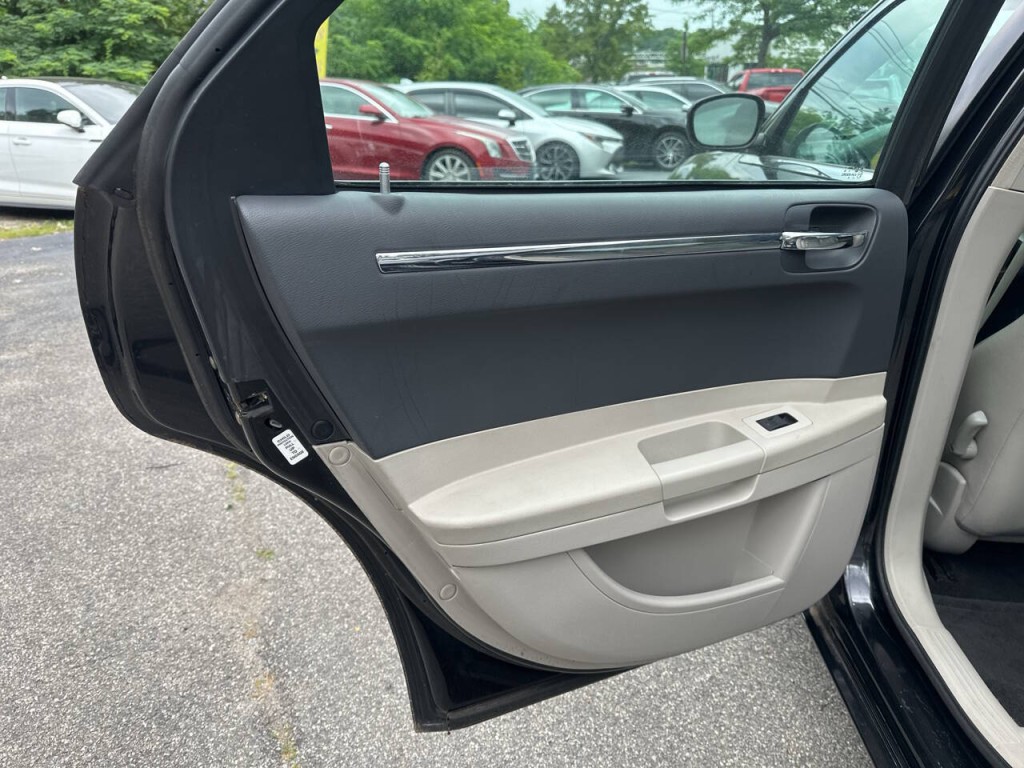 2005 Chrysler 300 Image 15