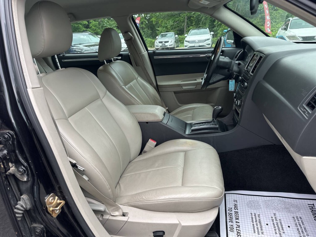 2005 Chrysler 300 Image 16