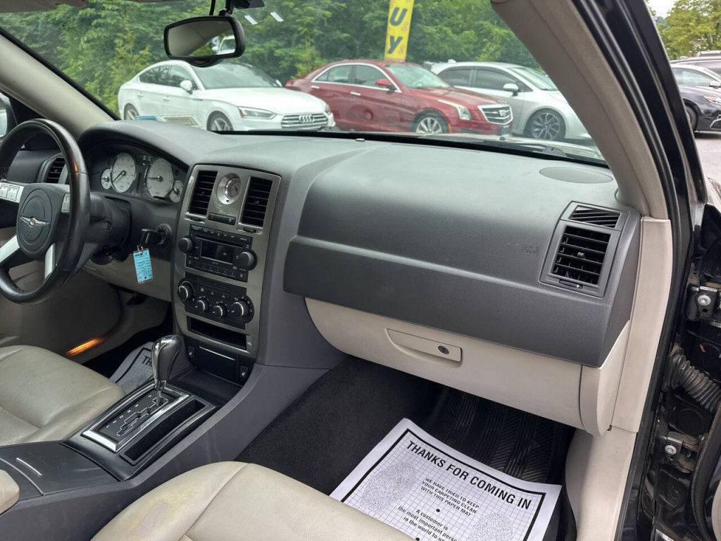 2005 Chrysler 300 Image 17
