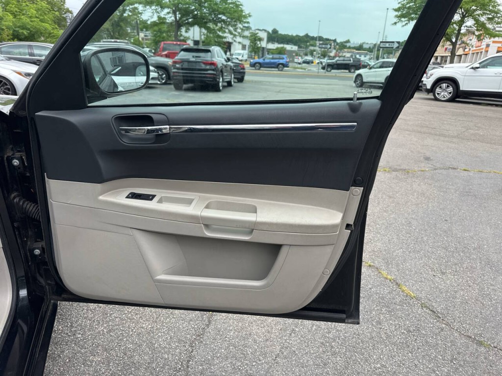 2005 Chrysler 300 Image 18