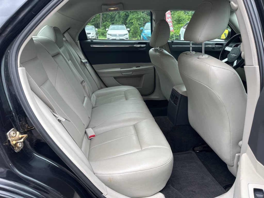 2005 Chrysler 300 Image 19