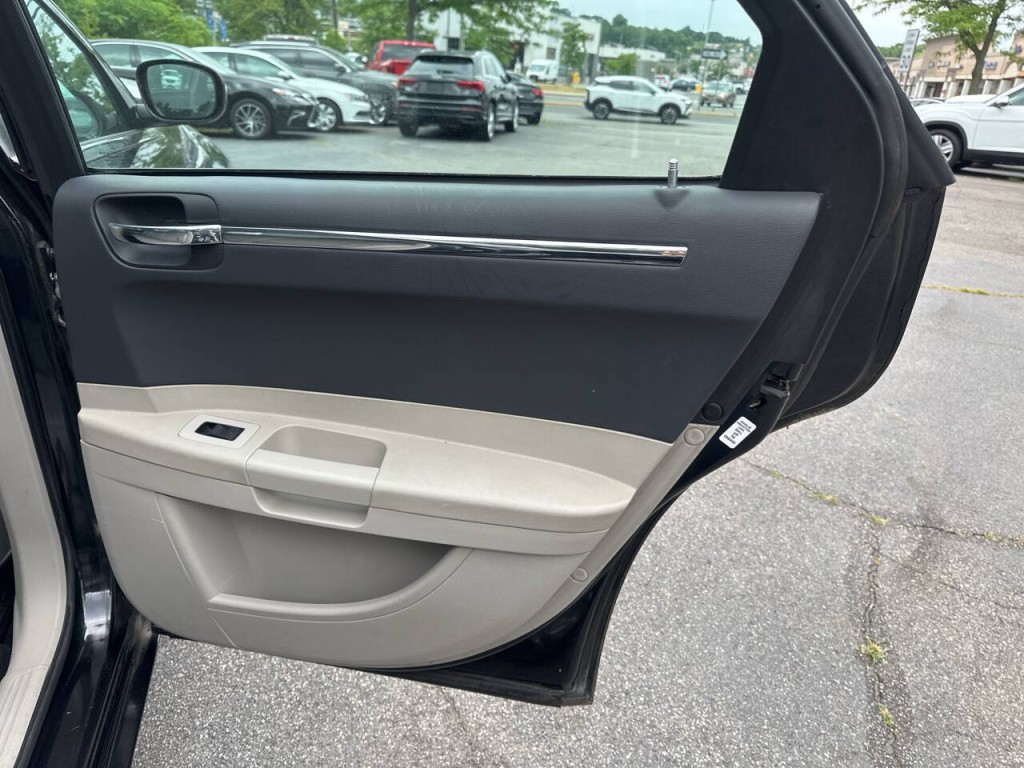2005 Chrysler 300 Image 20