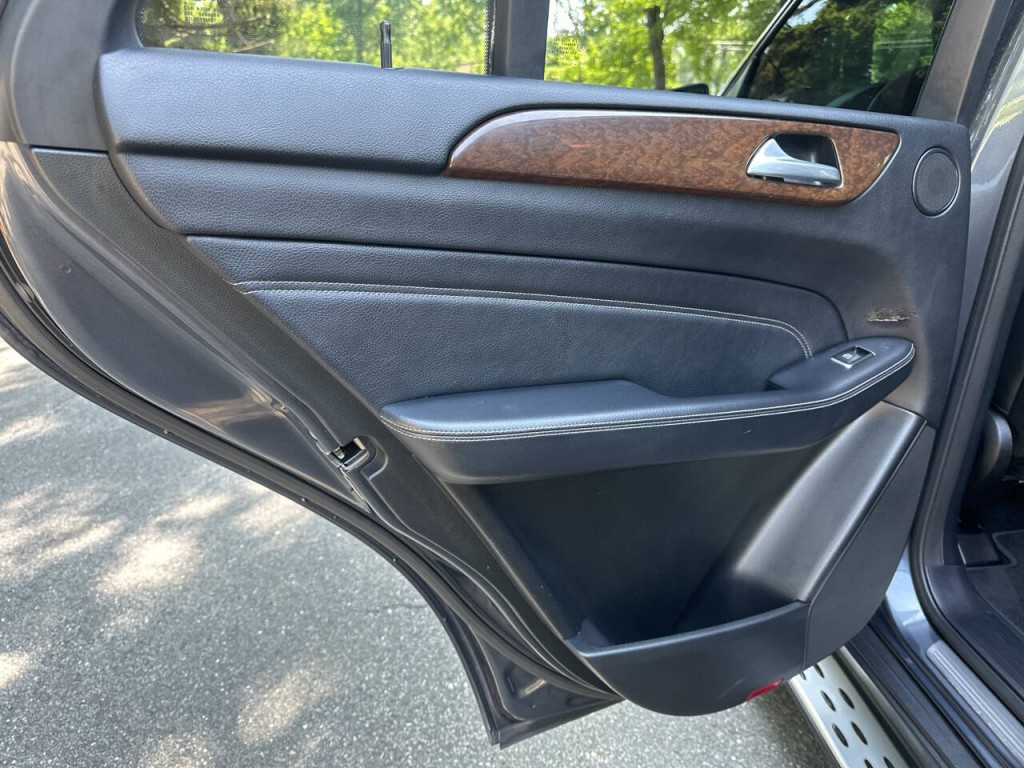 2012 Mercedes-Benz M-Class Image 20