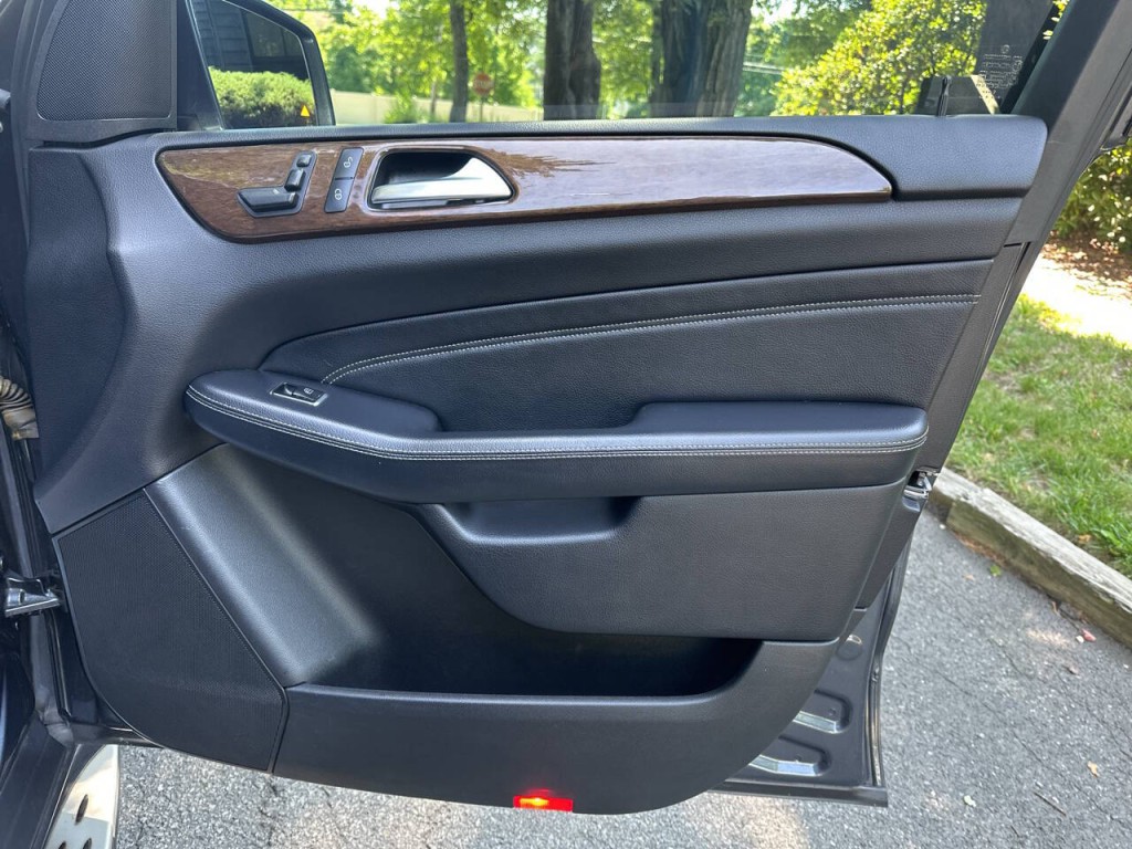 2012 Mercedes-Benz M-Class Image 22