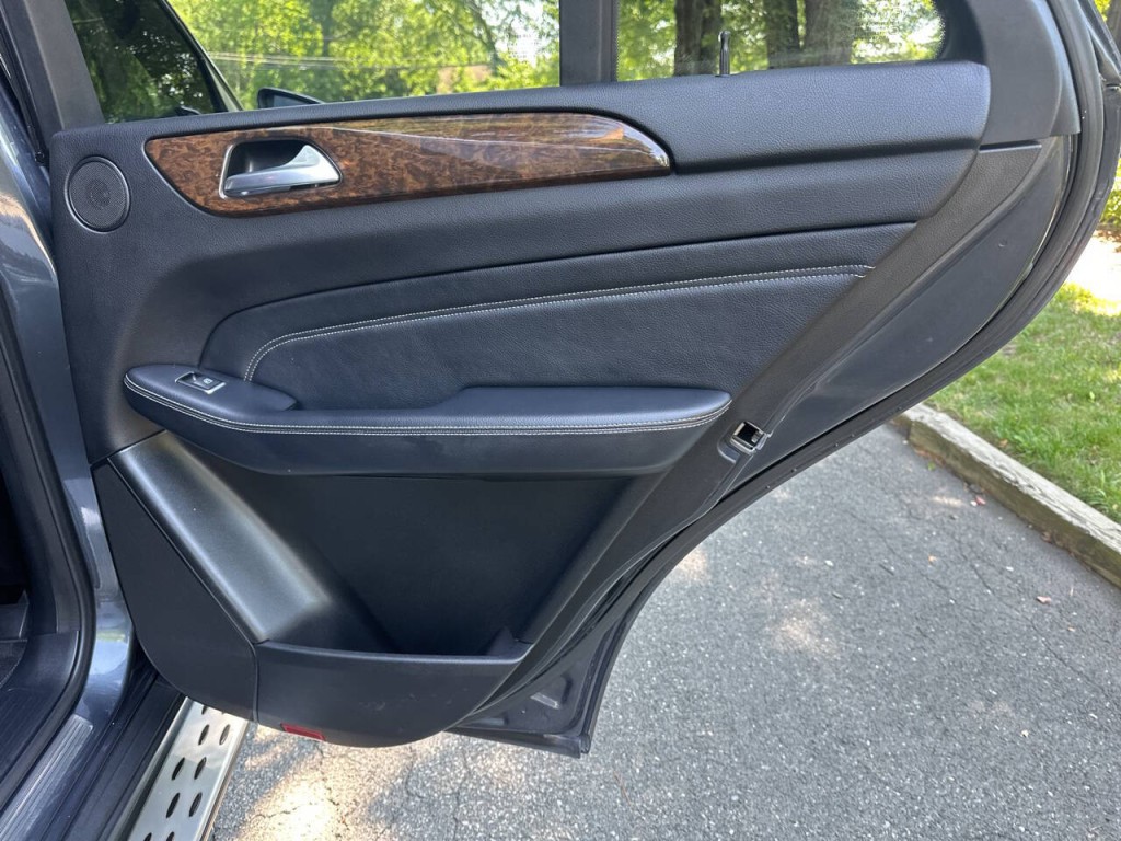 2012 Mercedes-Benz M-Class Image 25