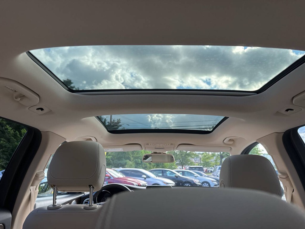 2019 Mercedes-Benz GLC-Class Image 17