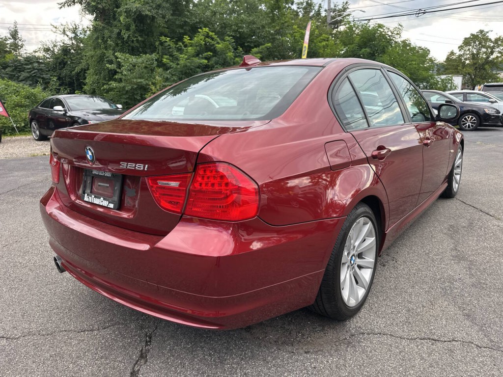 2011 BMW 3 Series Image 4