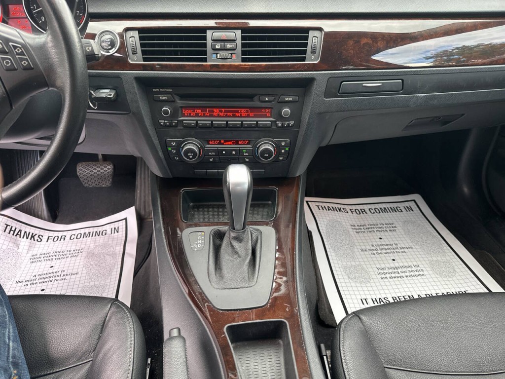 2011 BMW 3 Series Image 12