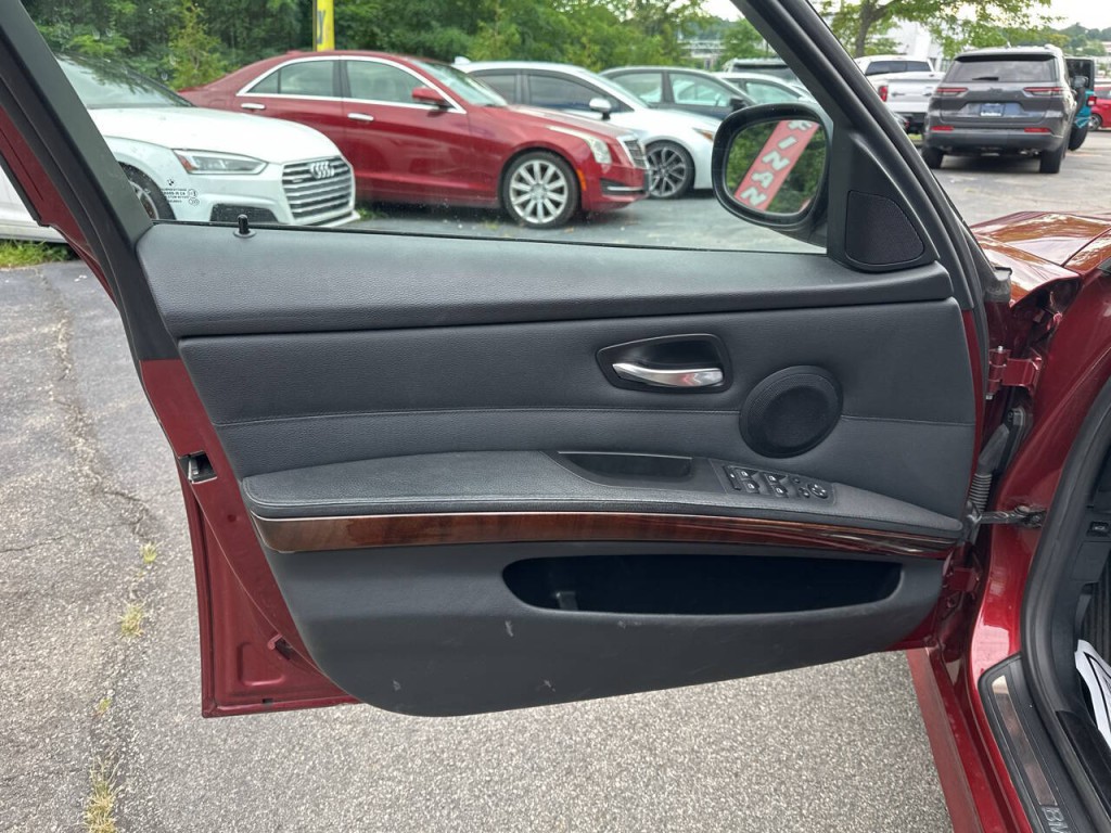 2011 BMW 3 Series Image 14