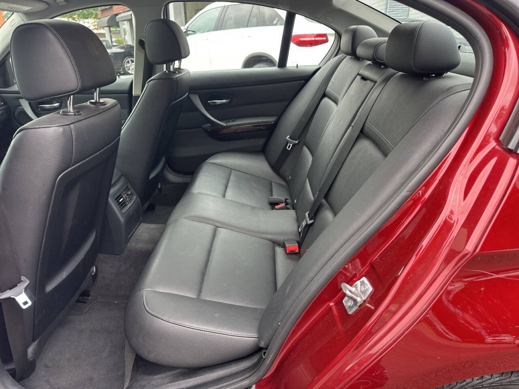2011 BMW 3 Series Image 15