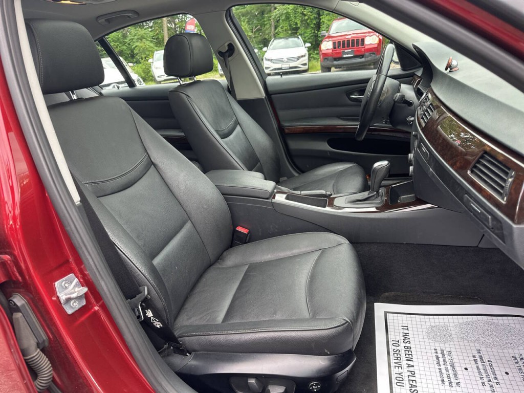 2011 BMW 3 Series Image 17