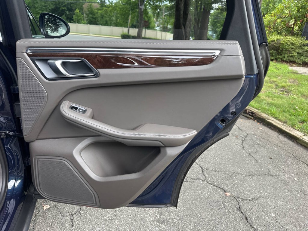 2016 Porsche Macan Image 22