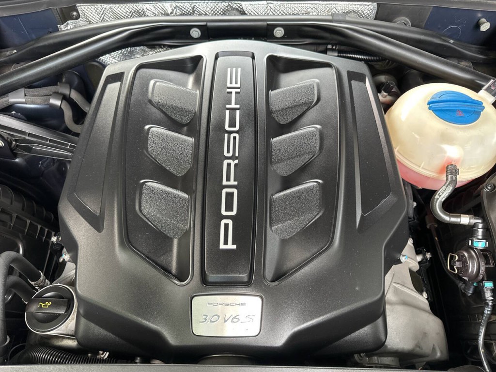 2016 Porsche Macan Image 24