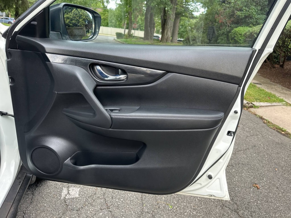 2018 Nissan Rogue Image 25