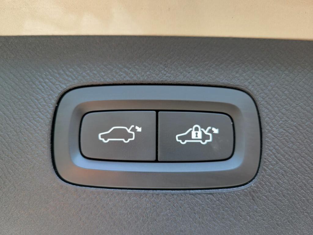 2016 Volvo XC90 Image 28