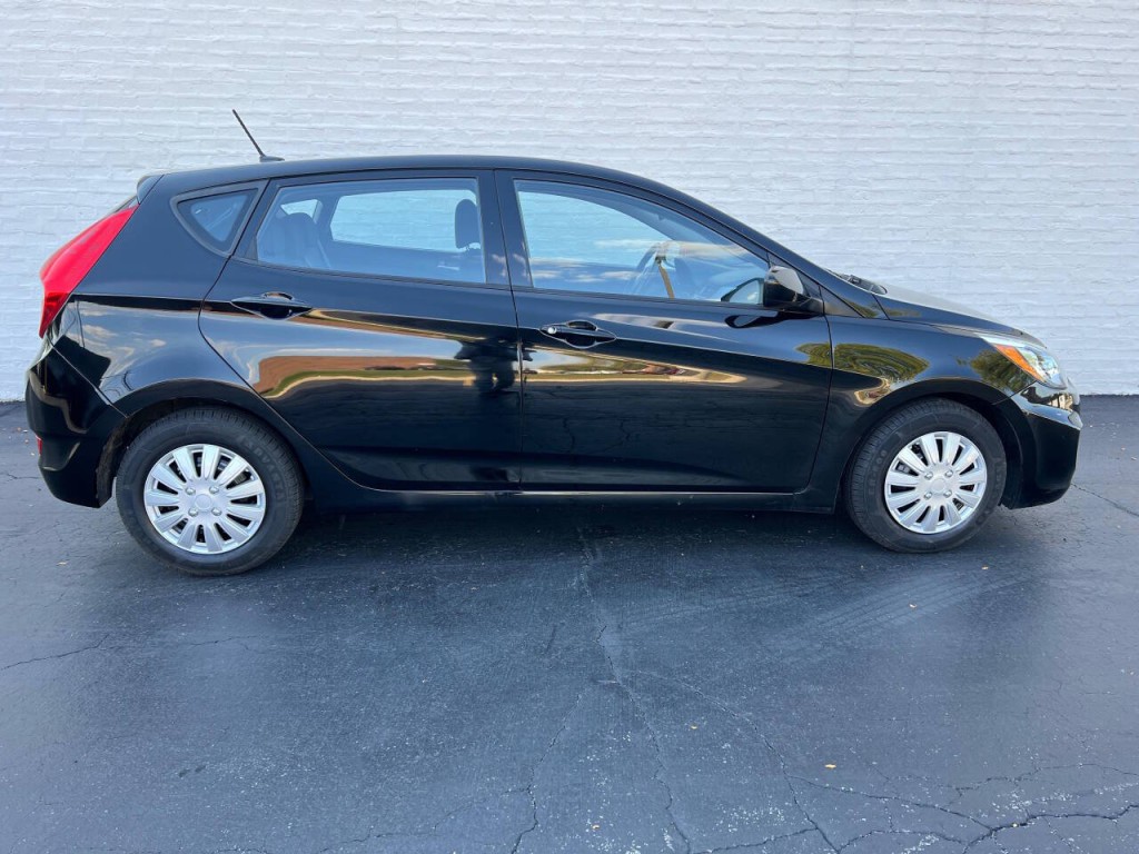 2015 Hyundai Accent Image 18