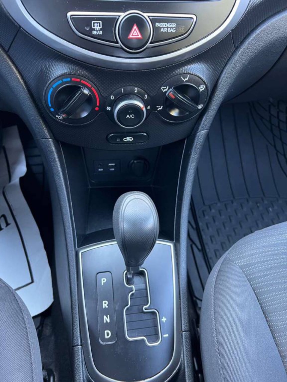 2015 Hyundai Accent Image 23