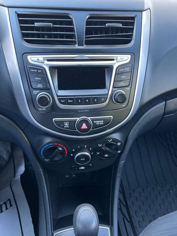 2015 Hyundai Accent Image 25