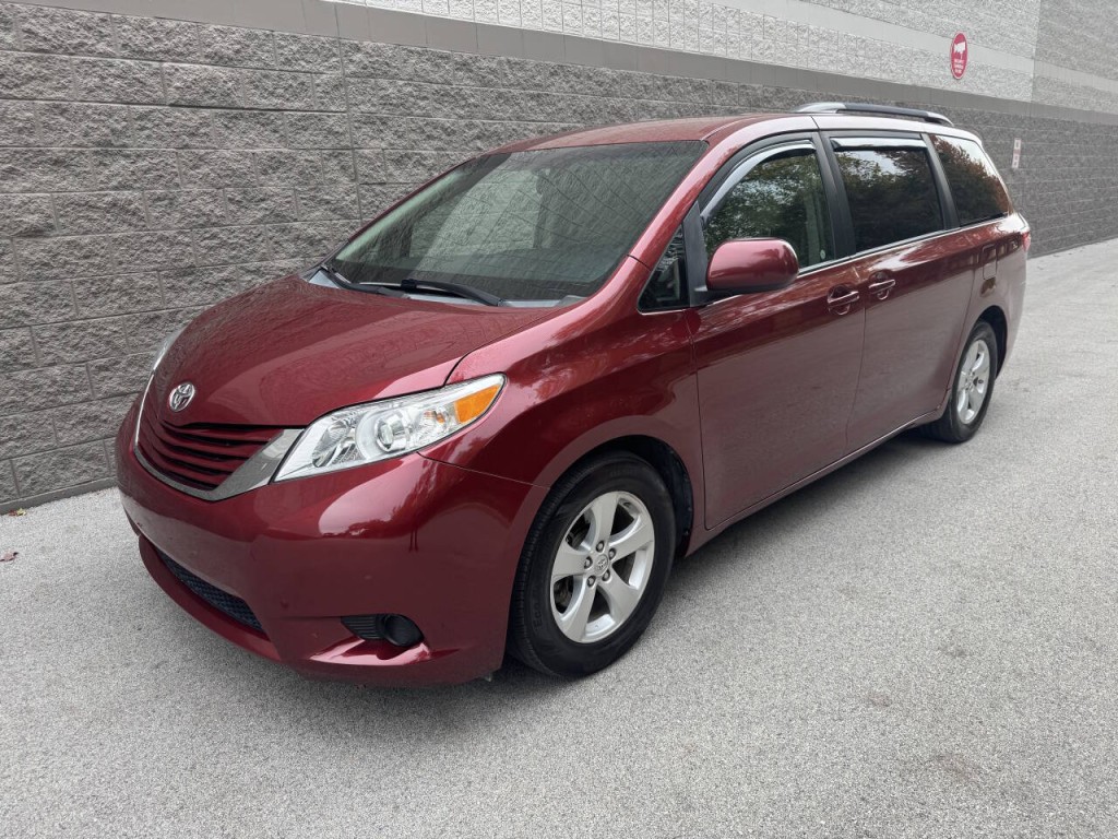 2016 Toyota Sienna Image 1