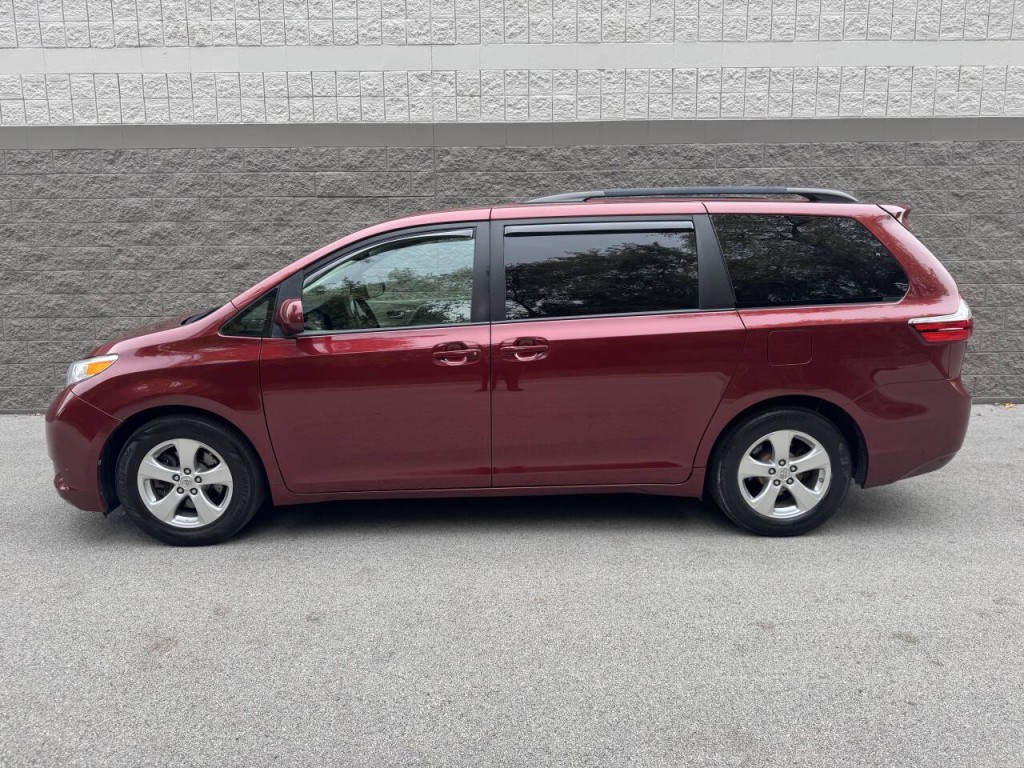 2016 Toyota Sienna Image 2