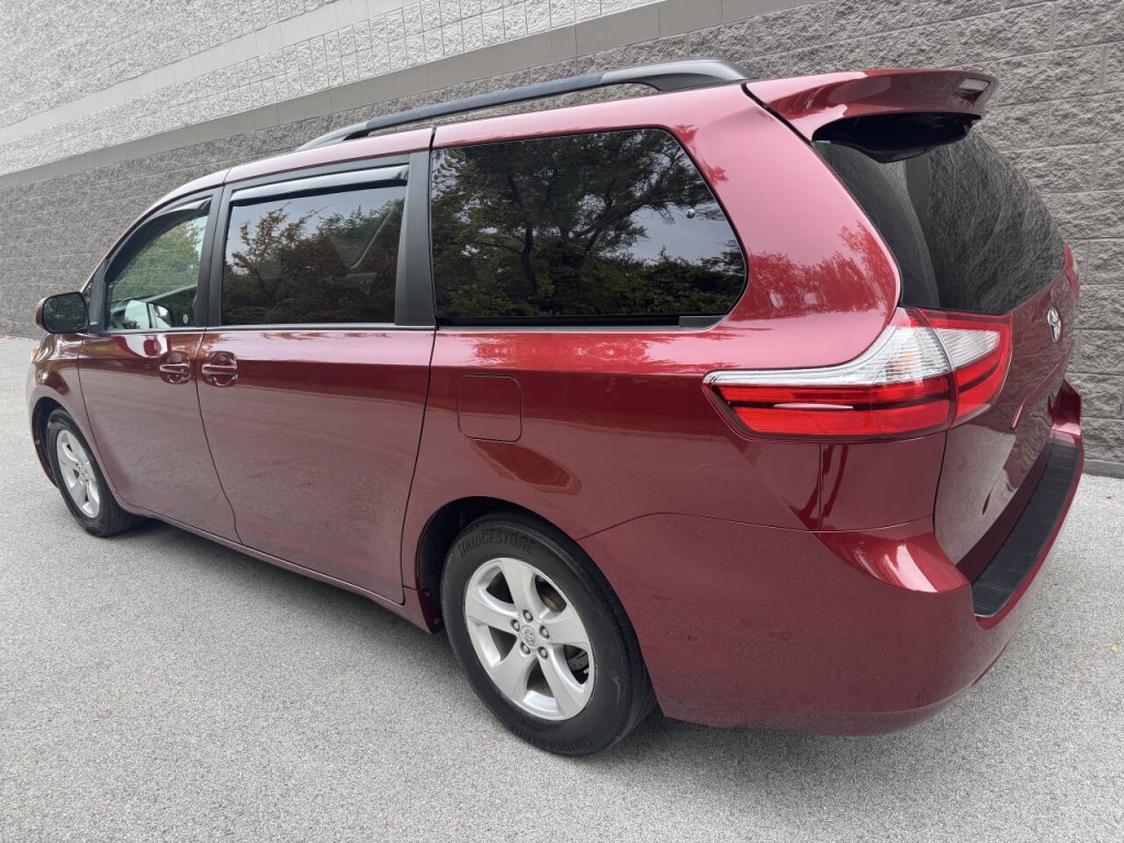 2016 Toyota Sienna Image 3