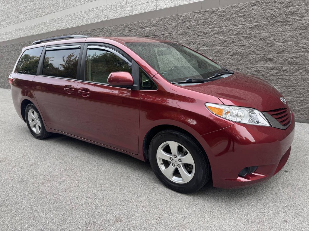 2016 Toyota Sienna Image 9