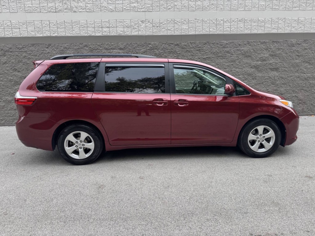 2016 Toyota Sienna Image 10