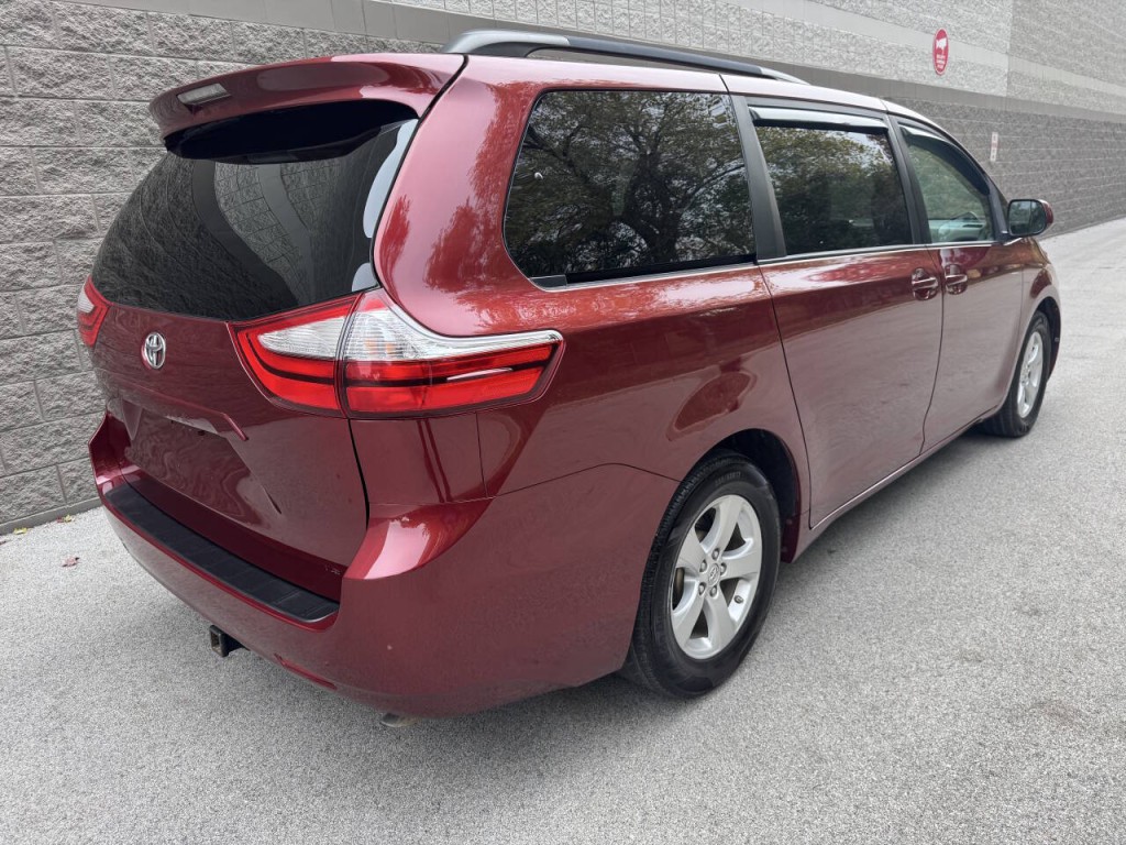 2016 Toyota Sienna Image 11
