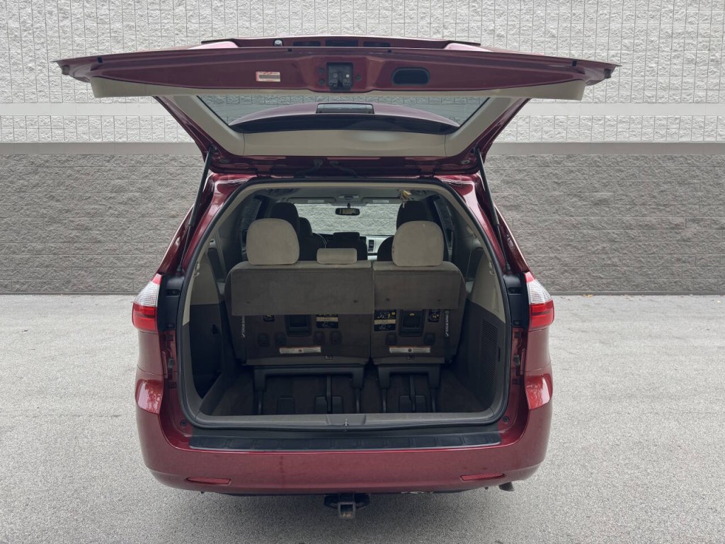 2016 Toyota Sienna Image 12