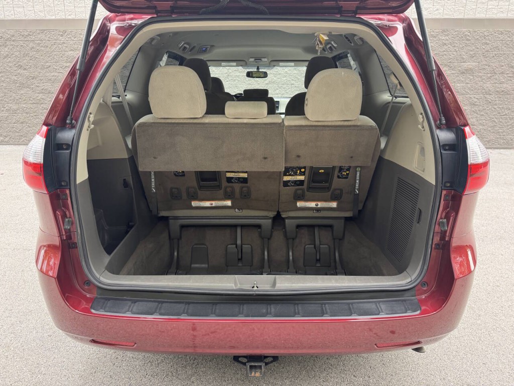 2016 Toyota Sienna Image 13