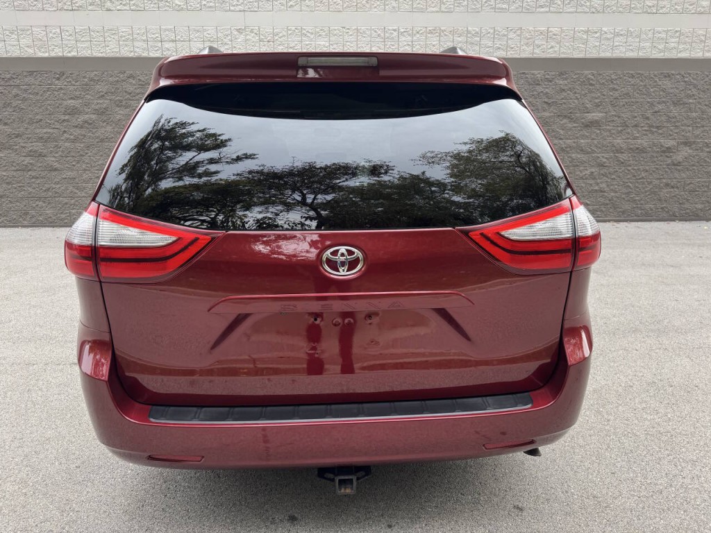 2016 Toyota Sienna Image 15